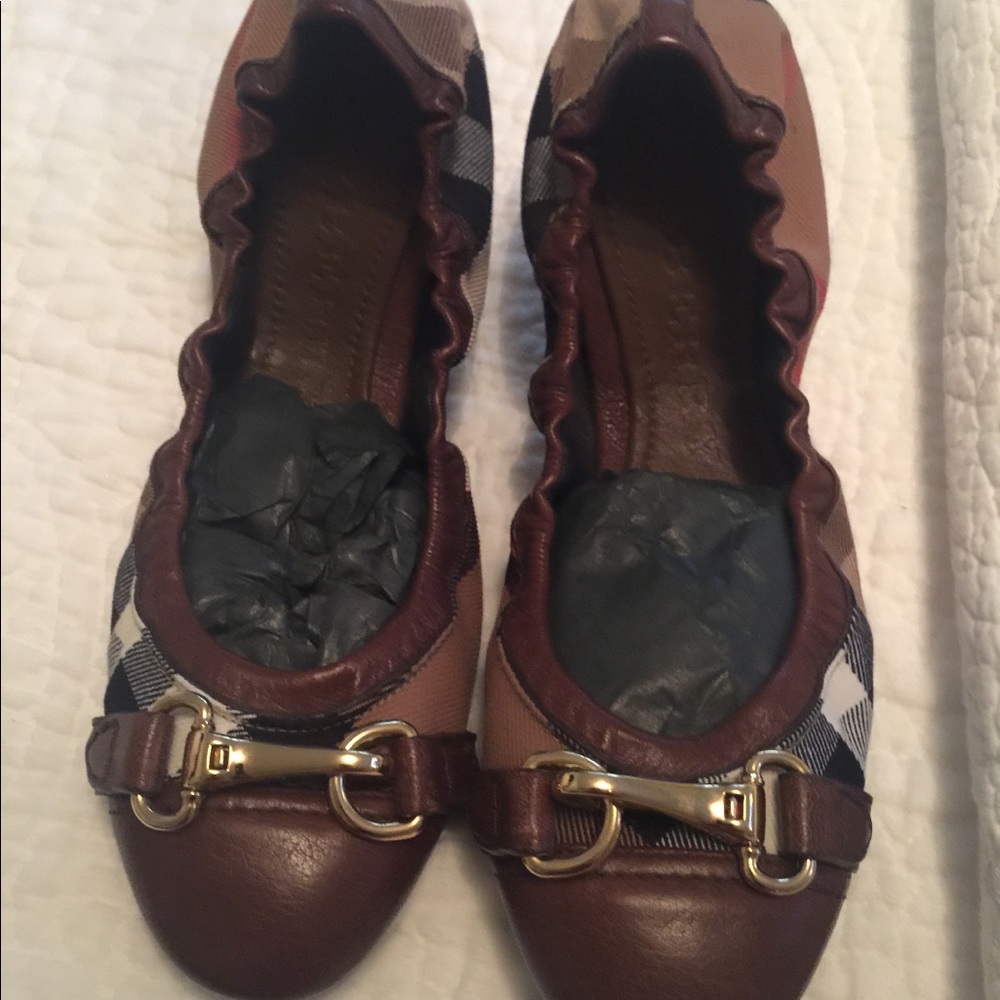 NWOT Never worn Burberry ballet flats